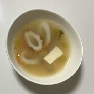 高野豆腐とちくわとわかめの味噌汁